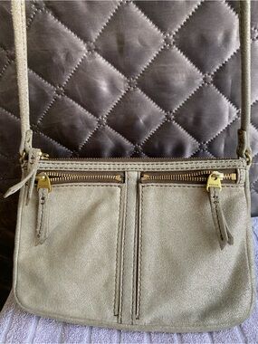 Fossil Erin Metallic Silver Leather Crossbody Bag Purse | Small Utility GUC